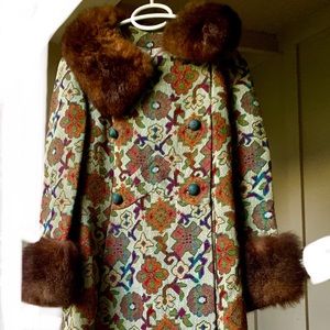 Beautiful fur trimmed long coat. Super cute, fitted and vintage! Size 4